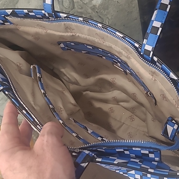 Guess Women's BRITTA Checkered Large Tote Shojlder Bag Purse Like New - Picture 8 of 8